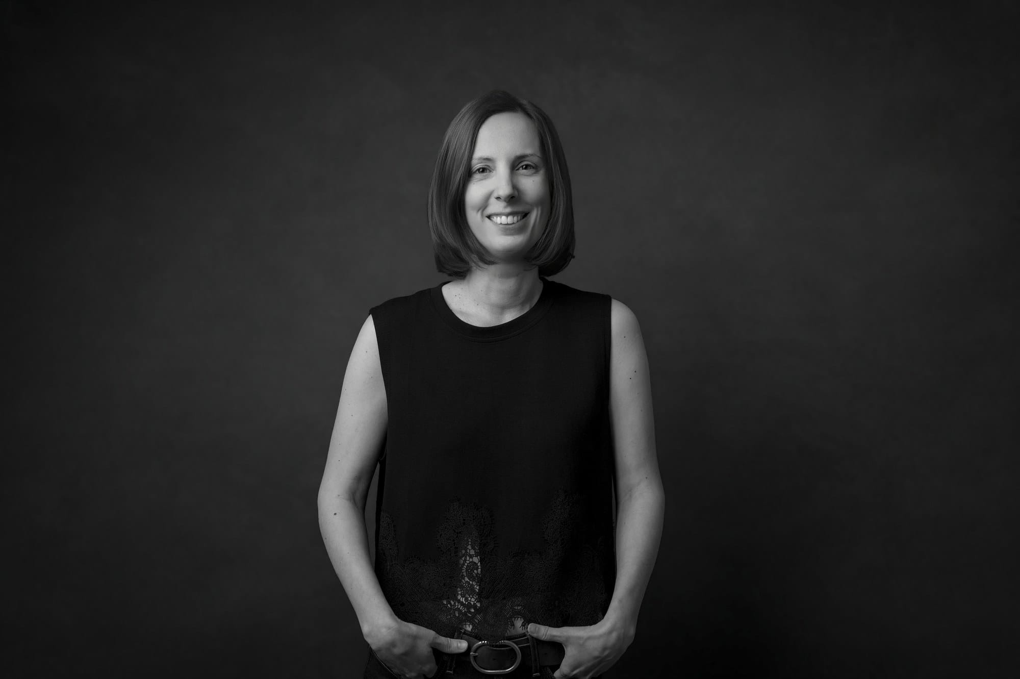 Retrato de estudio de una mujer de pie, en blanco y negro