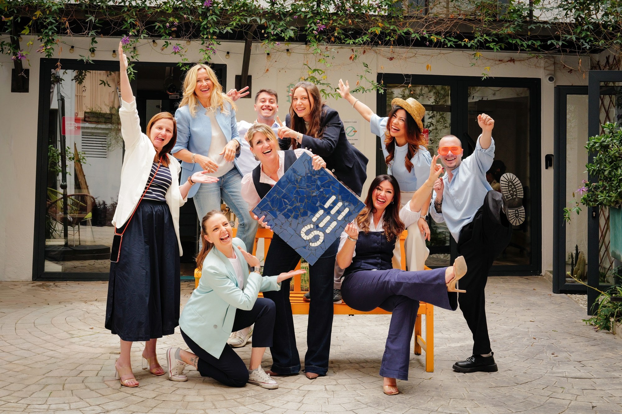 El equipo de SEE Network celebrando, al aire libre