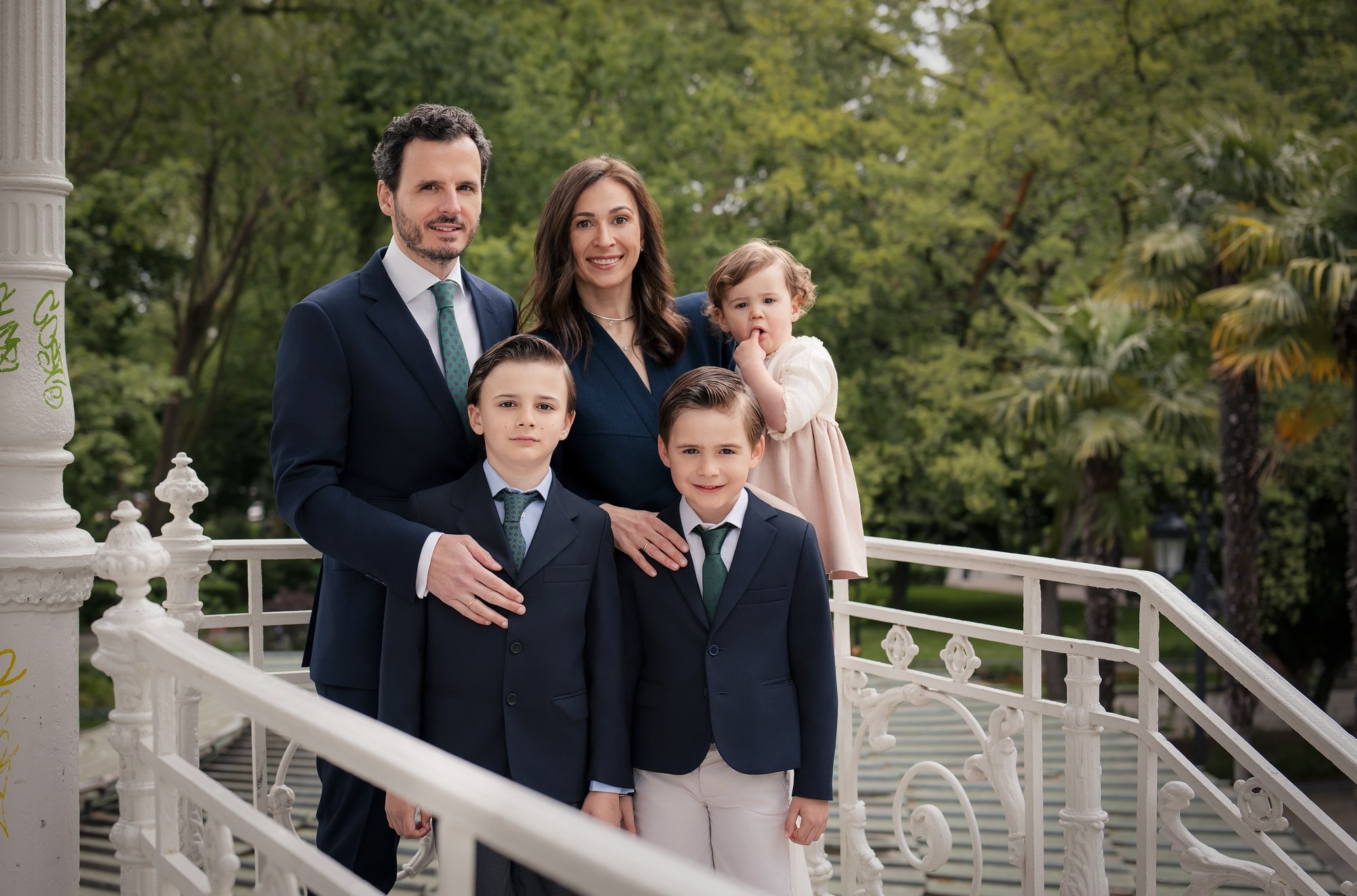 Familia de seis junto a una barandilla blanca