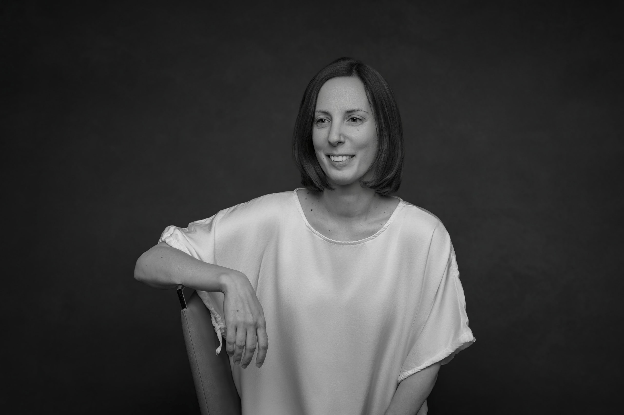 Retrato de estudio de una mujer, en blanco y negro