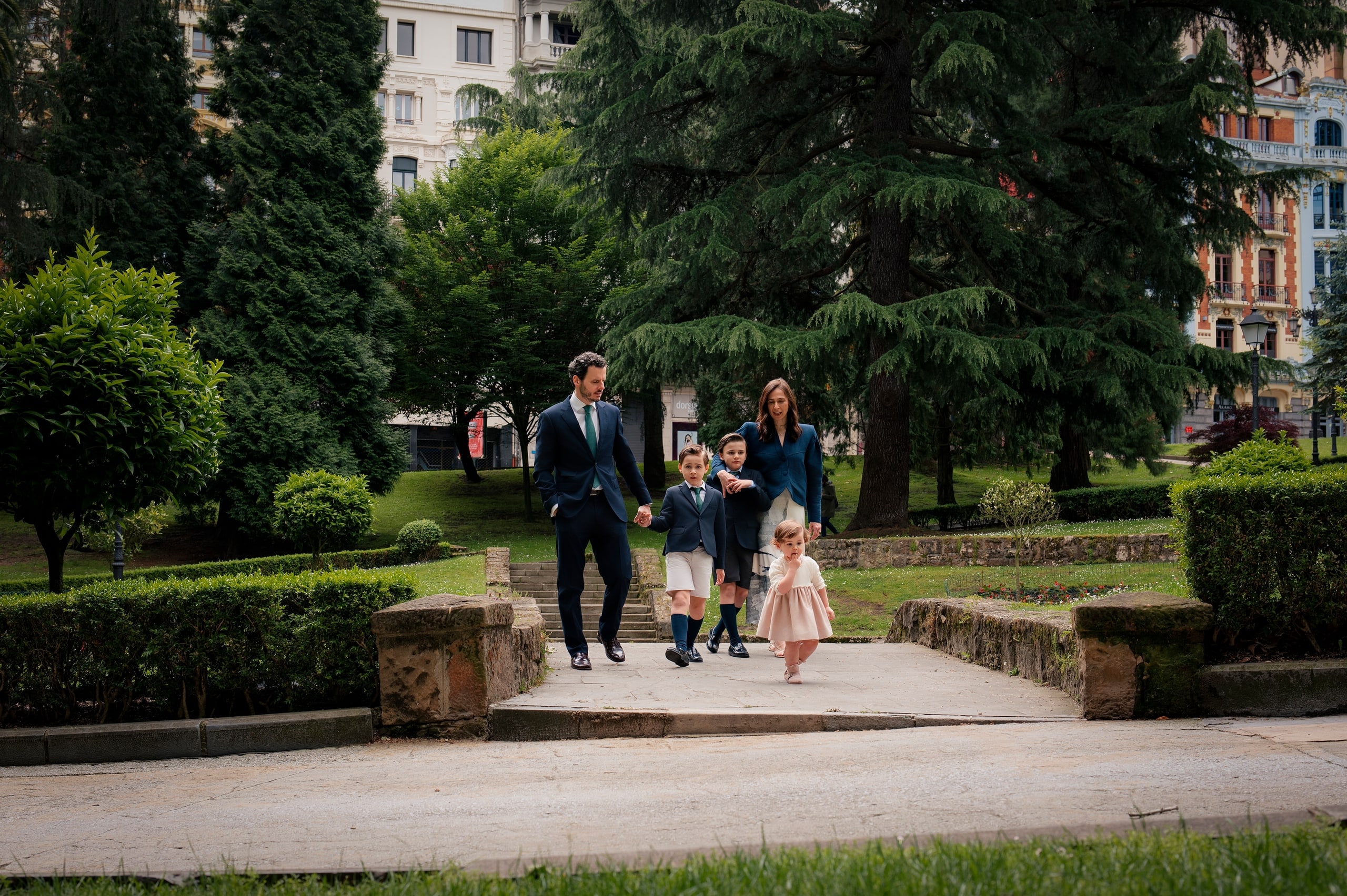 Una familia camina por un sendero del parque