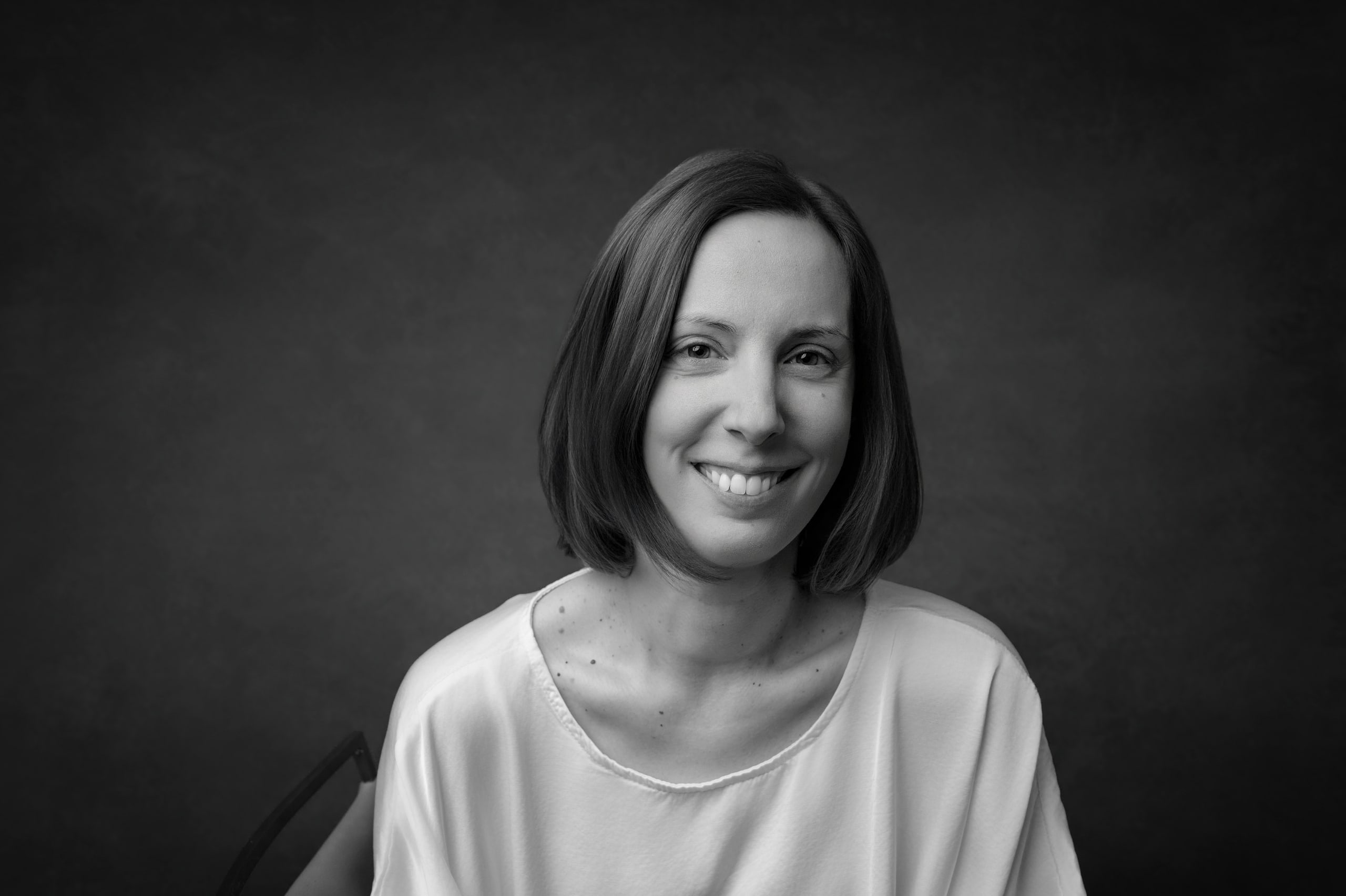 Retrato de estudio de una mujer sonriendo