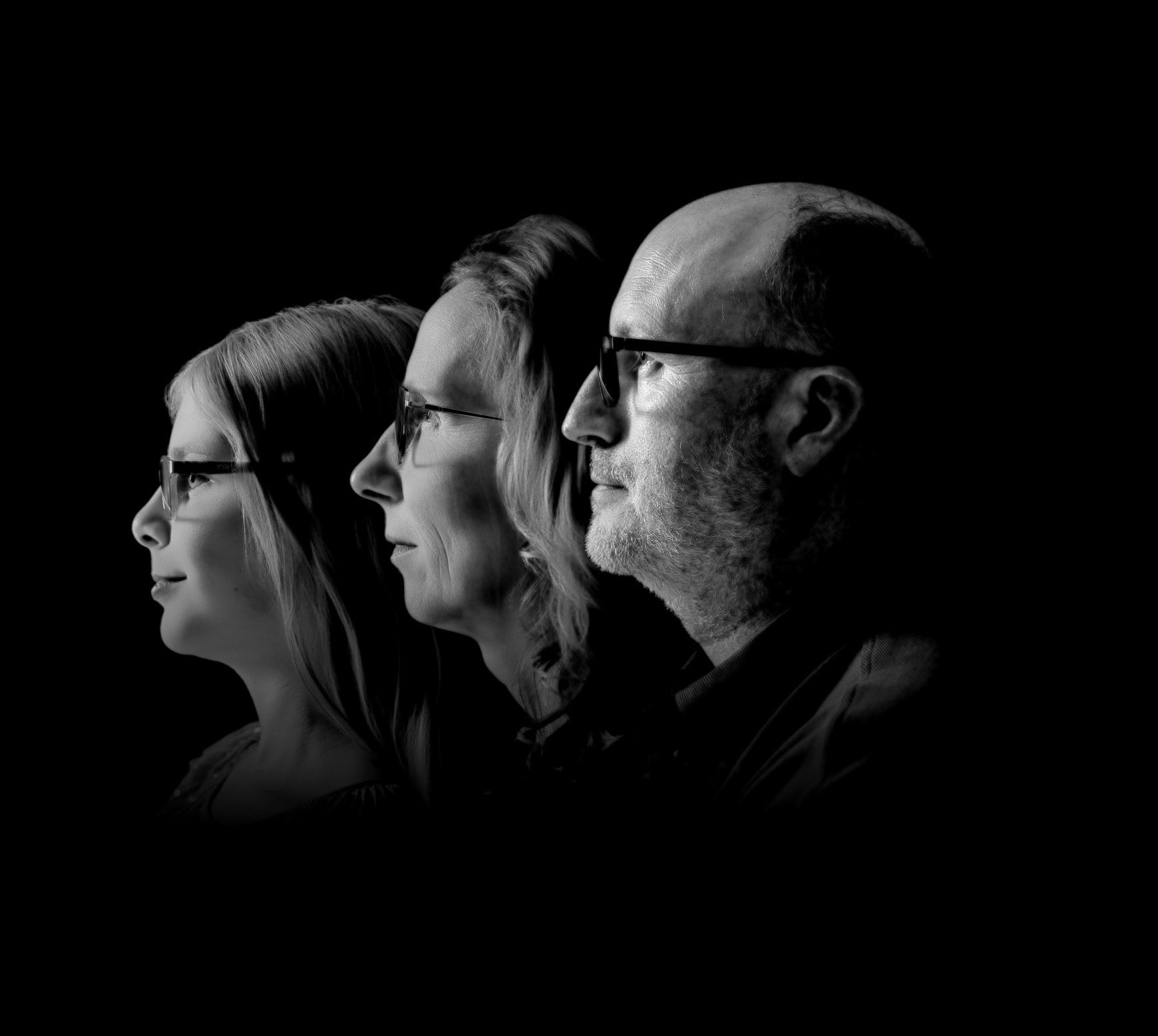 Tres perfiles en blanco y negro, uno tras otro: padre, madre e hija