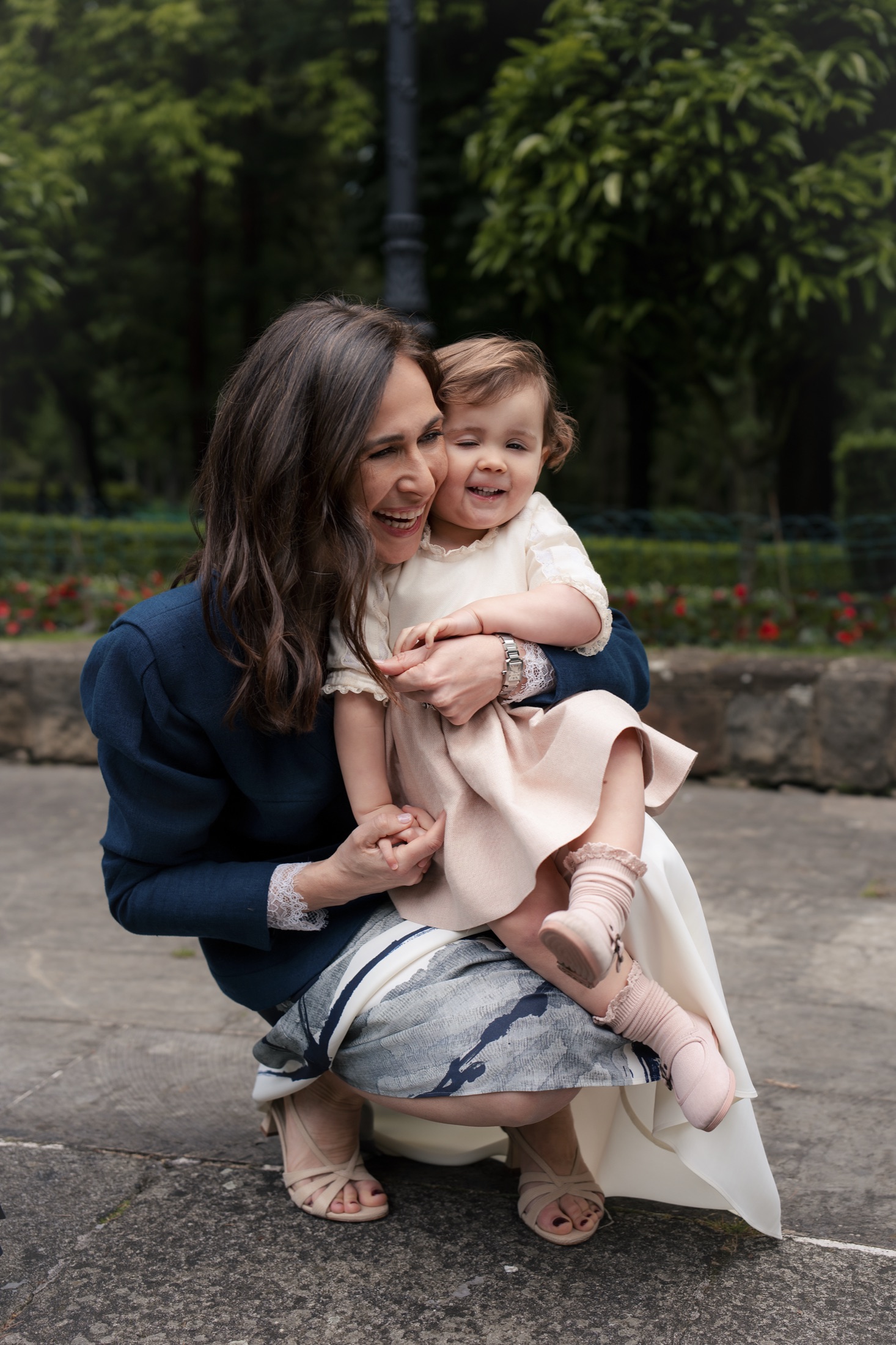 Una madre y su hija riendo juntas