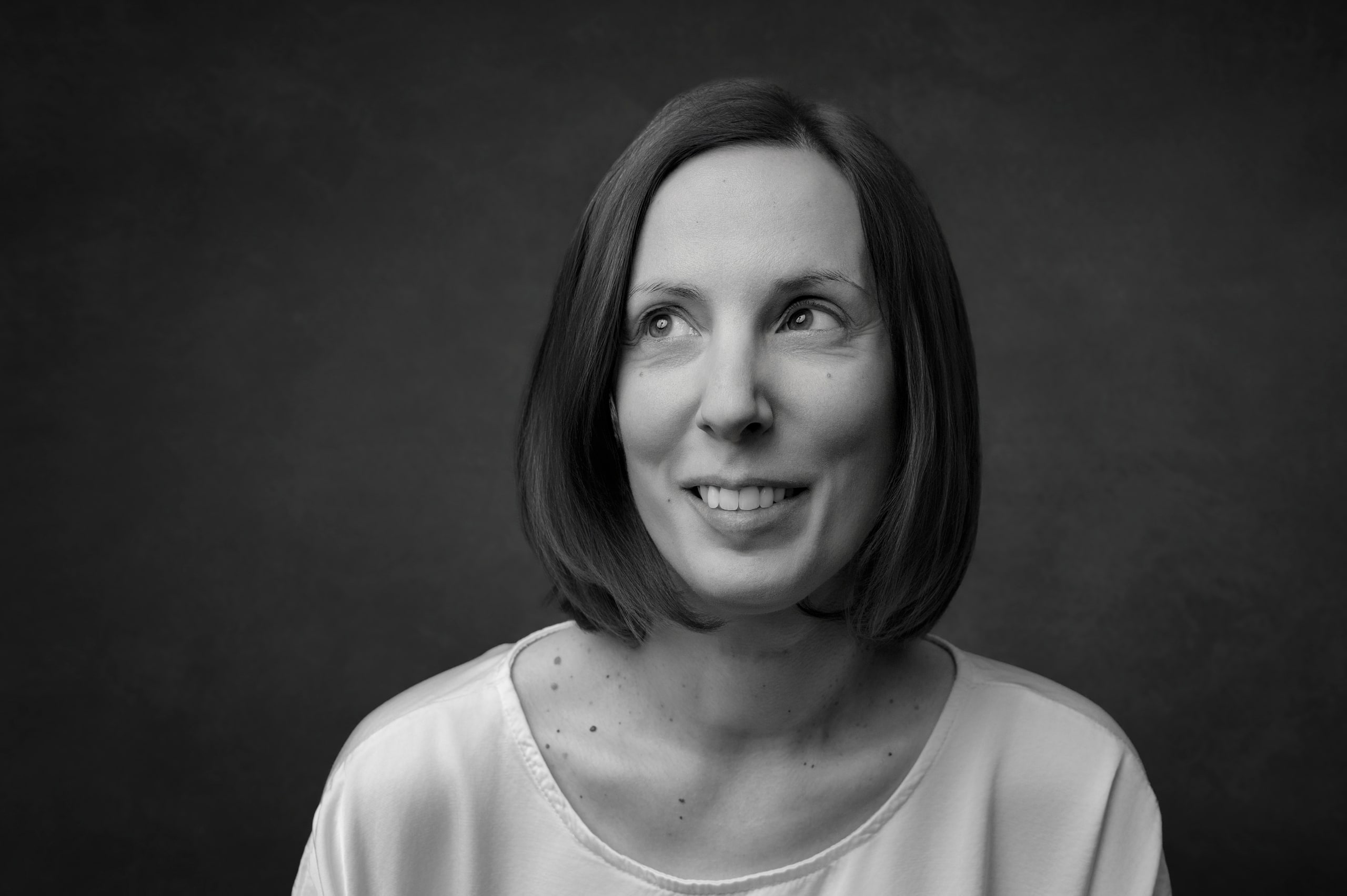 Szilvia, retrato de estudio en blanco y negro