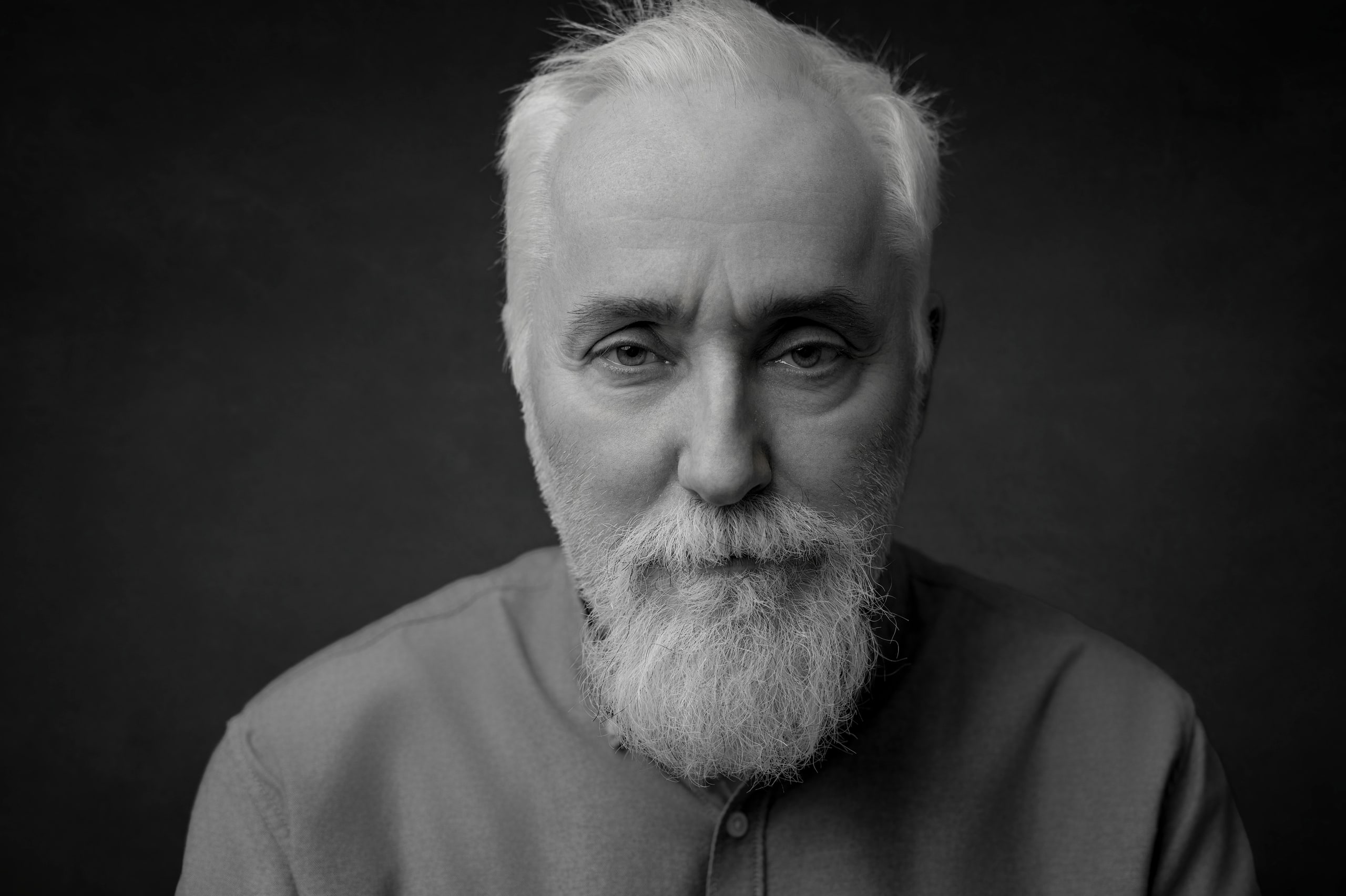 Sándor, retrato de estudio en blanco y negro