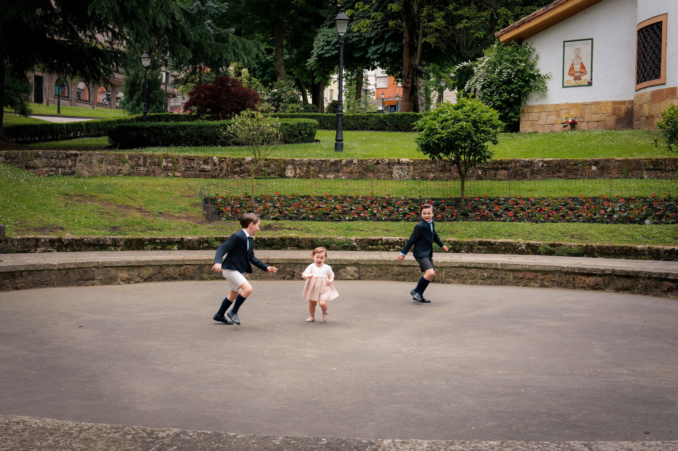 Tres niños corriendo en la terraza del parque