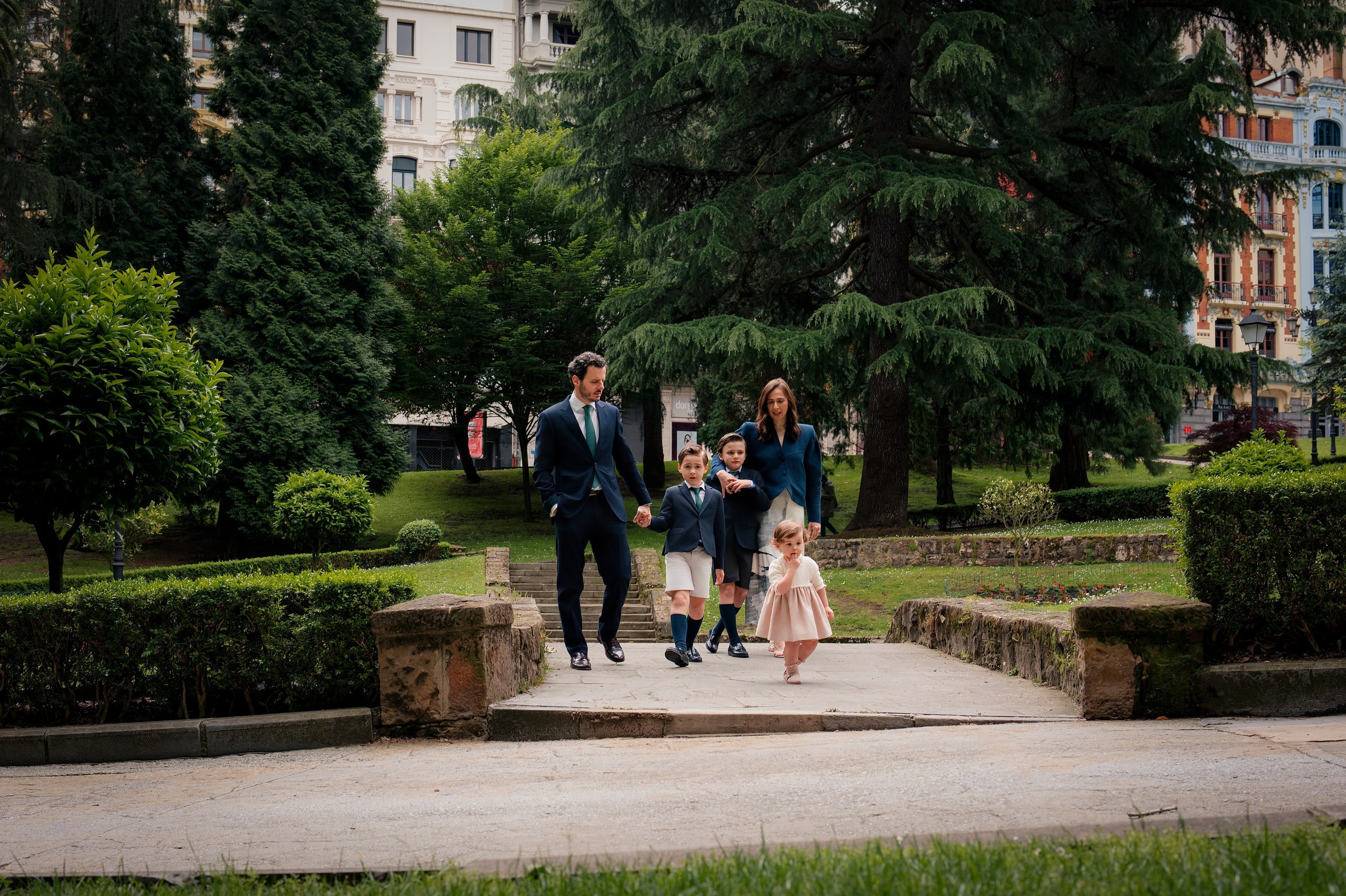 La familia caminando por el sendero del parque